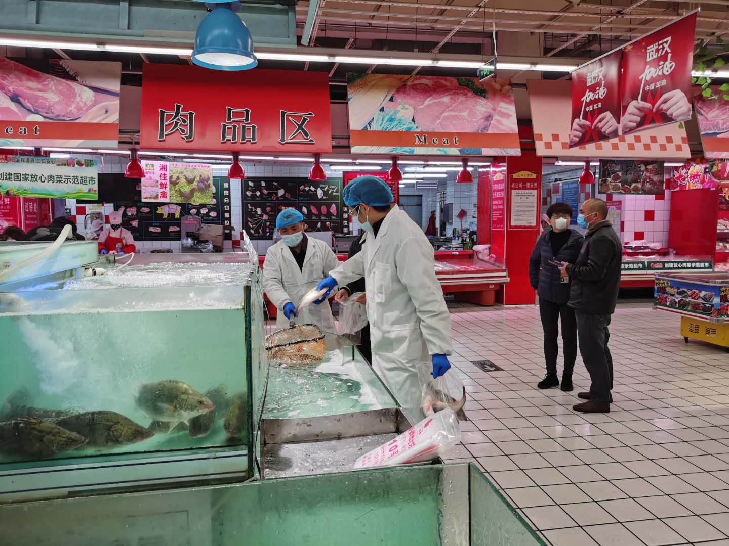 (图为市食检所抽样人员在大润发超市现场抽取鱼虾类食品)