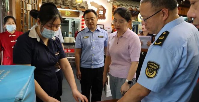 市领导调研网络餐饮食品安全专项整治工作