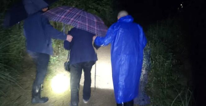暴雨逆行守平安 雨夜转移保安全