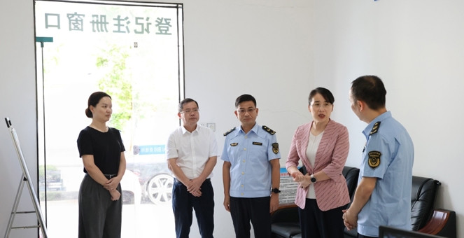 市领导调研市场监管基层基础能力提升工作