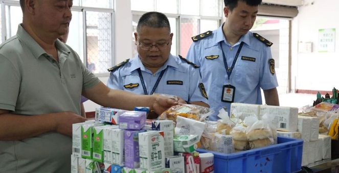开展校园食材专项“体检”  织密师生饮食安全防护网